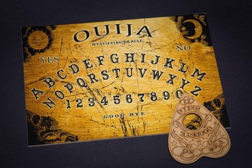 La planche Ouija : Un outil mystique pour communiquer avec l'au-delà ou un simple jeu dangereux ?