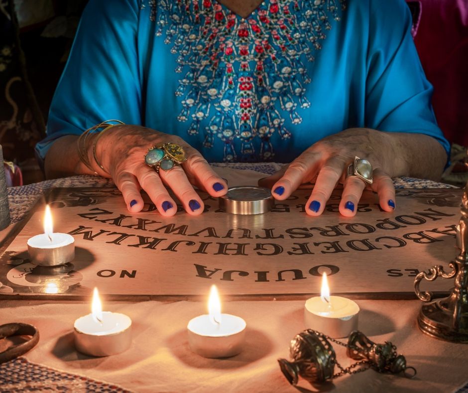 La planche Ouija : outil mystique ou un jeu dangereux ?
